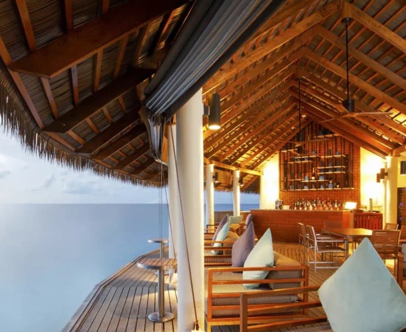 Giraavaru Lobby Bar