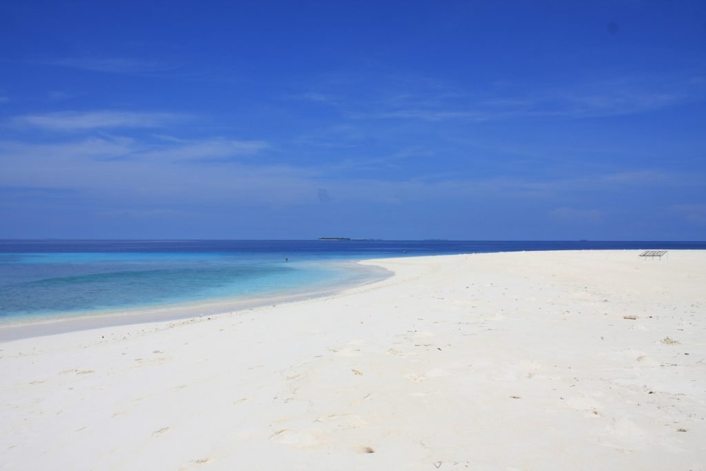 guide-to-budget-maldives-white-sand